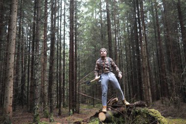 Büyük bir balta ile sakallı bir oduncu 