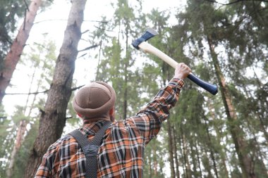 Büyük bir balta ile sakallı bir oduncu 