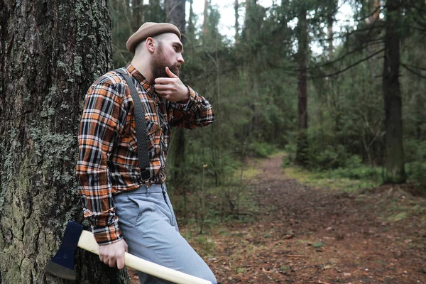 Un leñador barbudo con un hacha grande —  Fotos de Stock