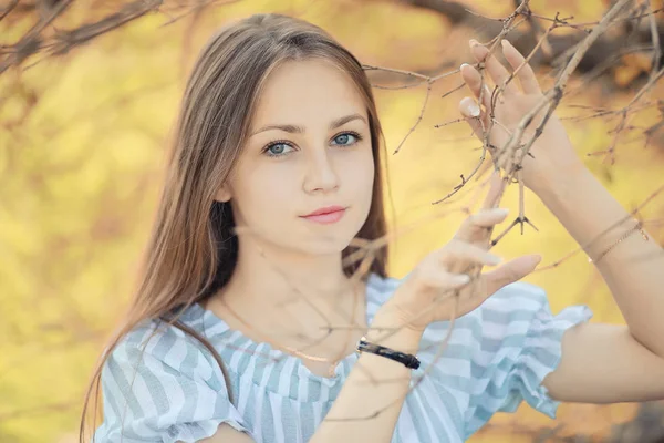 Giovane ragazza su una passeggiata in autunno — Foto Stock