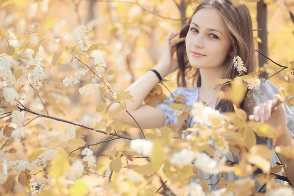 Chica joven en un paseo en el otoño — Foto de Stock