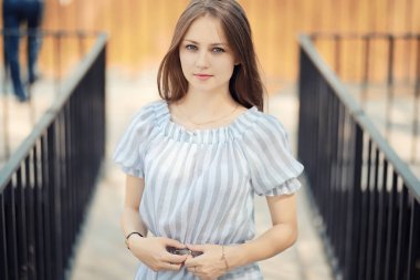 Bir yürüyüş ve sonbaharında genç kız 