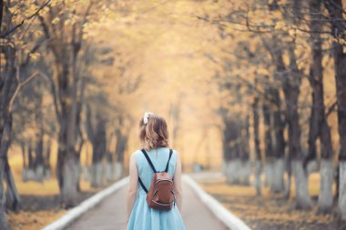 Bir yürüyüş ve sonbaharında genç kız 