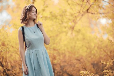 Bir yürüyüş ve sonbaharında genç kız 