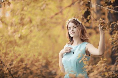 Bir yürüyüş ve sonbaharında genç kız 