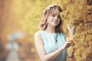 Bir yürüyüş ve sonbaharında genç kız 