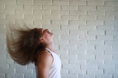 Uzun saçlı genç adam.