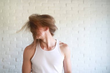 Uzun saçlı genç adam.