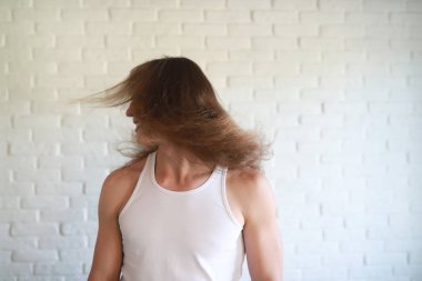 Uzun saçlı genç adam.