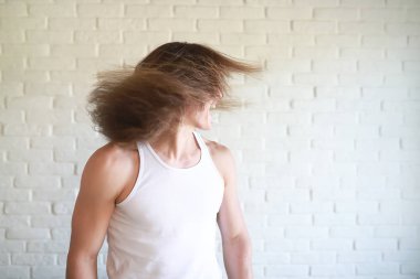 Uzun saçlı genç adam.