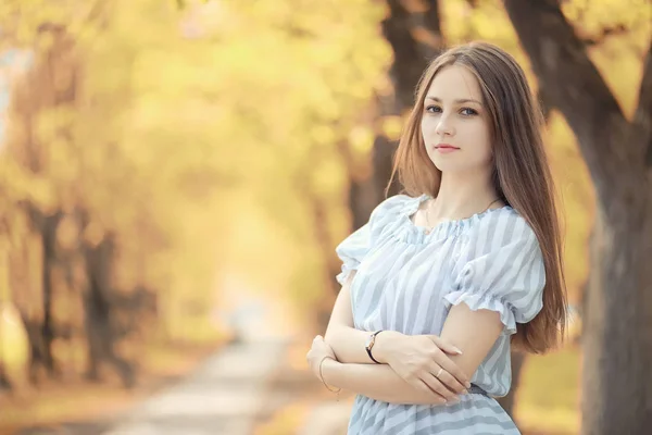 Jeune fille en promenade à l'automne — Photo