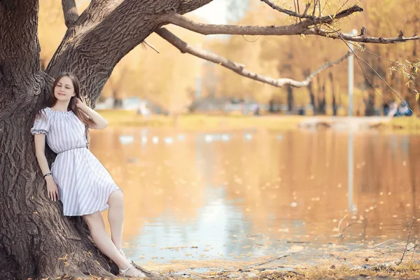 Chica joven en un paseo en el otoño — Foto de Stock