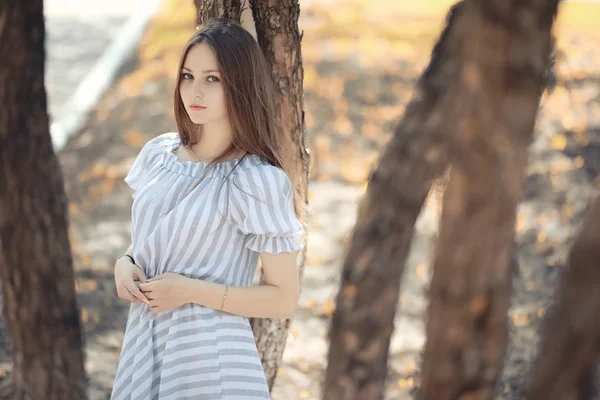 Chica joven en un paseo en el otoño —  Fotos de Stock