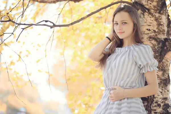 Giovane ragazza su una passeggiata in autunno — Foto Stock