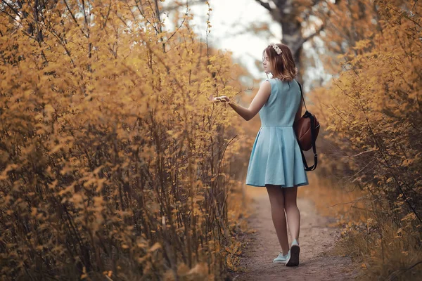 Jeune fille en promenade à l'automne — Photo