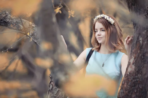 Chica joven en un paseo en el otoño —  Fotos de Stock