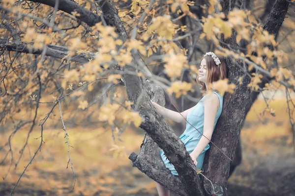 Jong meisje op een wandeling in de herfst — Stockfoto