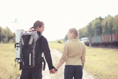 Bir sırt çantası ile yürüyerek seyahat