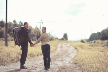 Bir sırt çantası ile yürüyerek seyahat