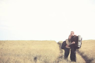 Bir sırt çantası ile yürüyerek seyahat