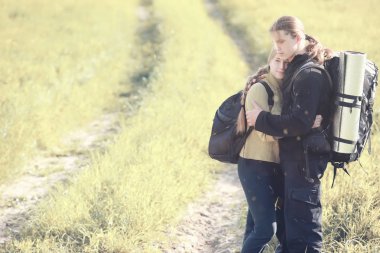 Bir sırt çantası ile yürüyerek seyahat