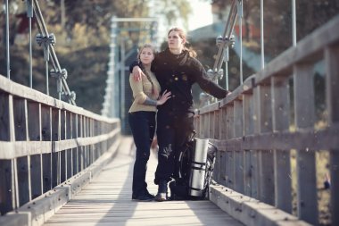 Bir sırt çantası ile yürüyerek seyahat