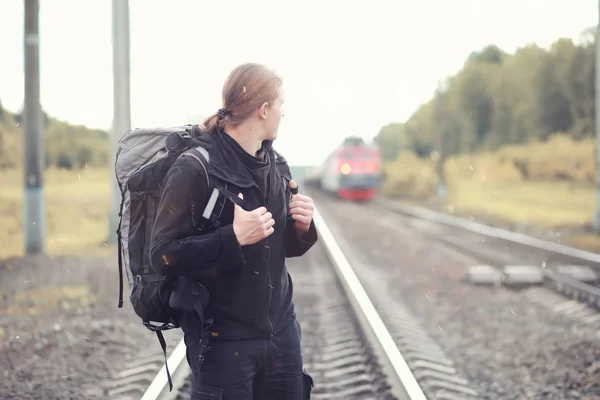 Viajar com uma mochila a pé — Fotografia de Stock