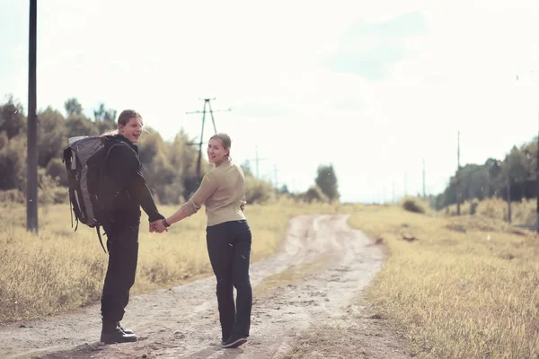 Bir sırt çantası ile yürüyerek seyahat