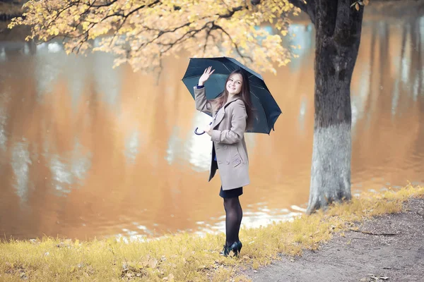 Jeune fille dans un manteau dans le parc d'automne — Photo