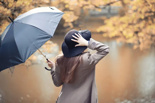 Jeune fille dans un manteau dans le parc d'automne — Photo