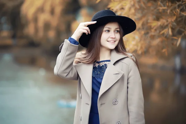 Fiatal Lány Egy Kabát Őszi Park Esőben — Stock Fotó