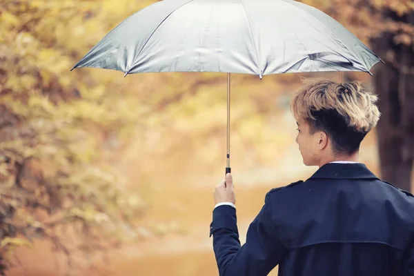 Herbstpark Bei Regnerischem Wetter Und Ein Junger Mann Mit Regenschirm — Stockfoto