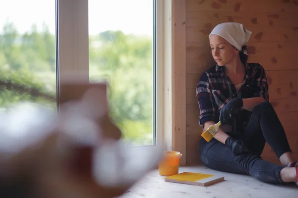 Женщина с щеткой в деревянном доме — стоковое фото