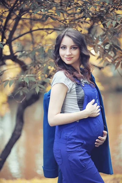 Donna incinta in una passeggiata nel parco — Foto Stock