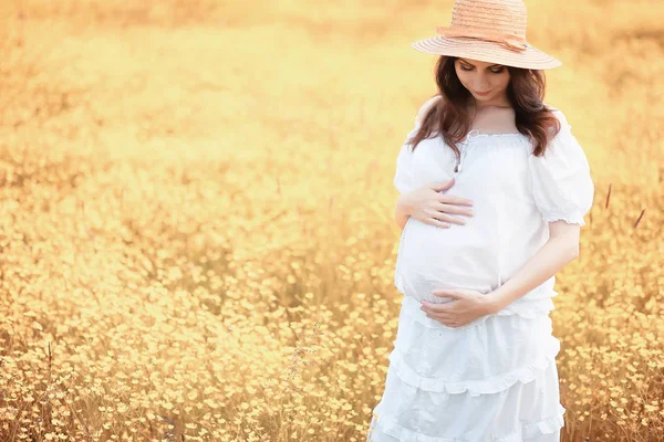 Mulher grávida na natureza para um passeio no outono — Fotografia de Stock