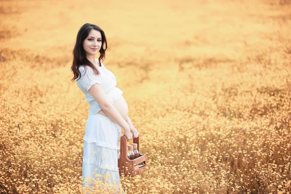 Těhotná Žena Přírodě Projít Počátkem Podzimu — Stock fotografie