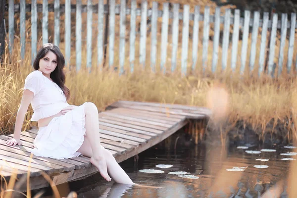 Mujer embarazada en la naturaleza para un paseo en el otoño —  Fotos de Stock