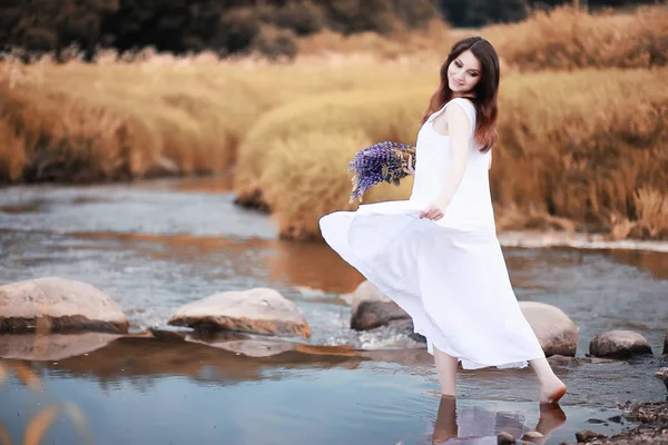 Mujer embarazada en la naturaleza para un paseo en el otoño — Foto de Stock