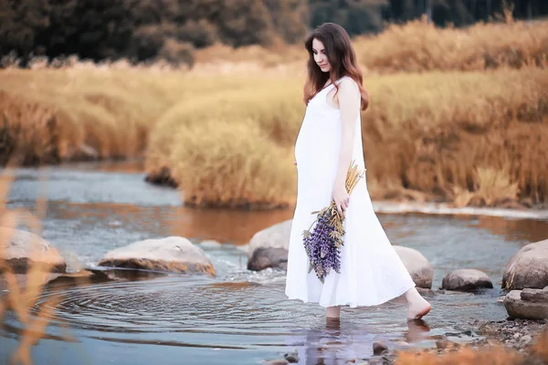 Femme enceinte dans la nature pour une promenade à l'automne — Photo