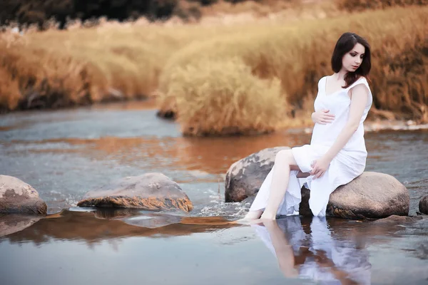 Mujer embarazada en la naturaleza para un paseo en el otoño — Foto de Stock