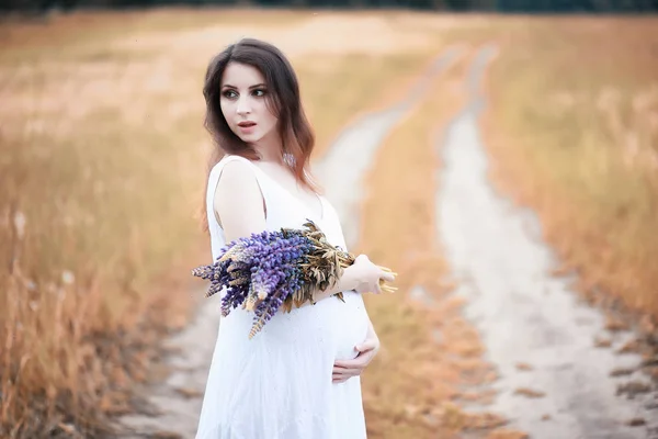 Schwangere Frau spaziert im Herbst in der Natur — Stockfoto