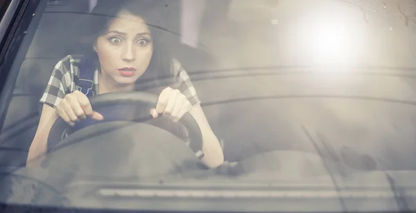 Girl driving a car bad emotions — Stock Photo, Image