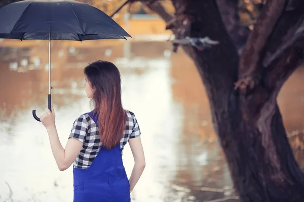 Sonbahar parkında genç bir kız — Stok fotoğraf