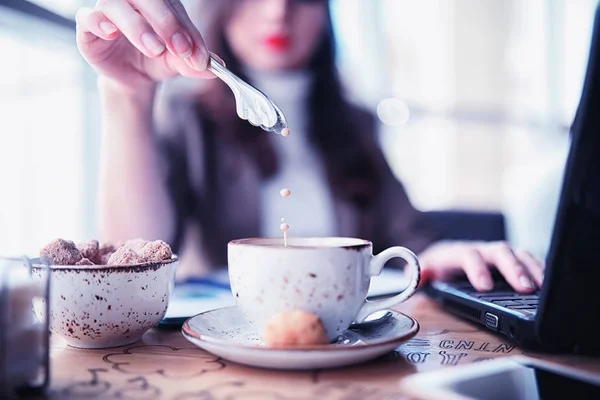 Chica comiendo pasteles de café —  Fotos de Stock