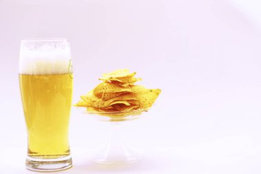 Kitaplar vintage ve light bira kupa yığını