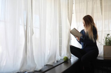 Genç kız evde rahatlatıcı