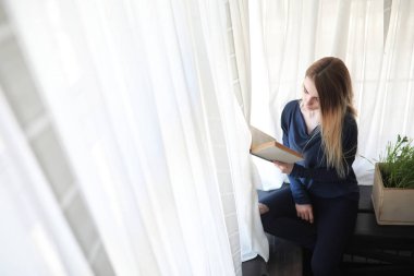 Genç kız evde rahatlatıcı