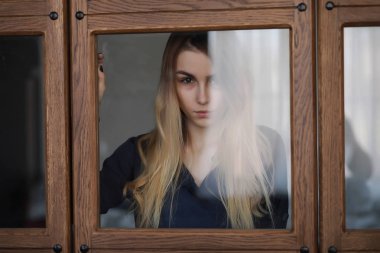 Genç kız evde rahatlatıcı