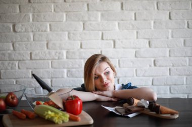 Dokuzuncu ay hamile genç güzel kız 