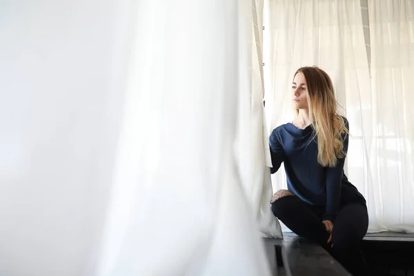 Chica joven en casa relajante —  Fotos de Stock